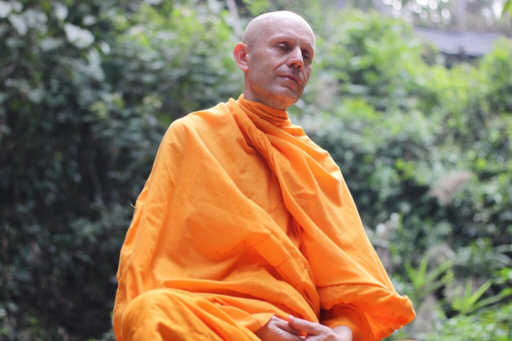 Medytujący mnich w pozycji lotosu podczas zaawansowanej medytacji, dążący do duchowego oświecenia